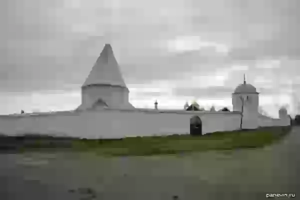 The walls of the Pokrovsky monastery photo - Suzdal