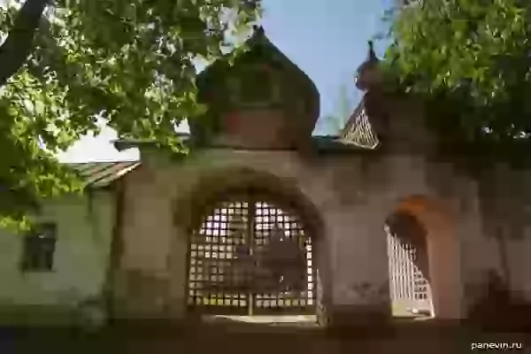 Holy Gates of the Znamensky Monastery photo - Veliky Novgorod