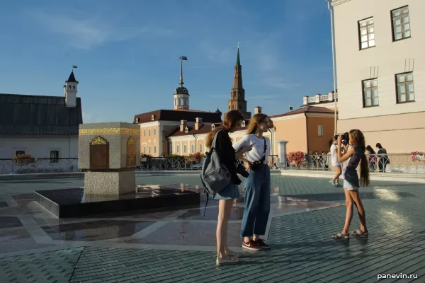 Туристы возле памятного камня, посвящённого закладке мечети Кул Шариф