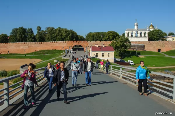 Вид на Новгородский Кремль с Горбатого моста