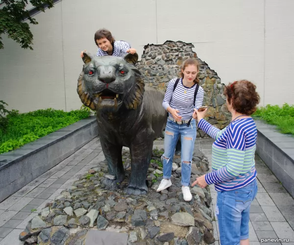 Бронзовая скульптура амурского тигра фото - Владивосток