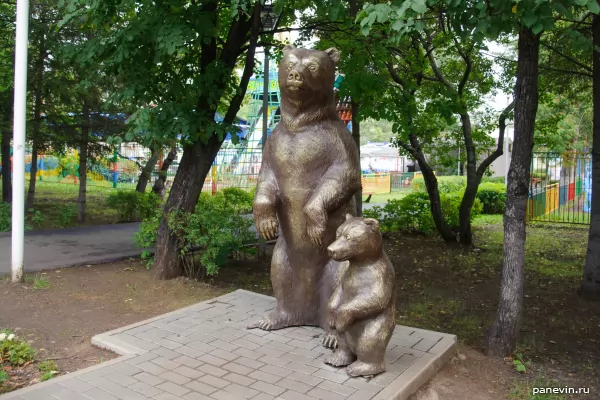 Decorative building "Family of bears"