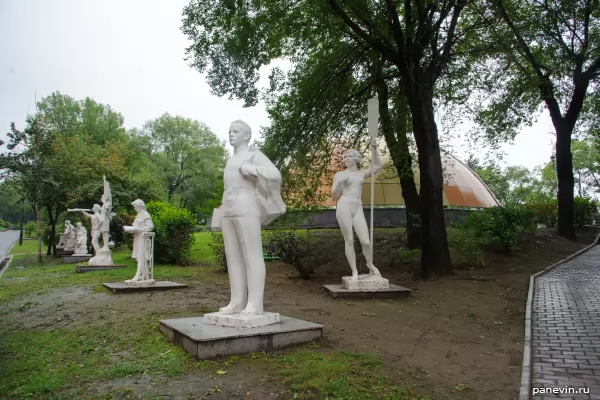 Экспозиция советских скульптур