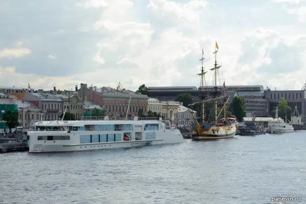 Линейный корабль «Полтава» и яхта «Штандарт»