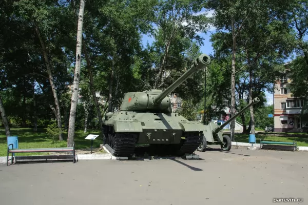 IS-2 heavy tank and field gun
