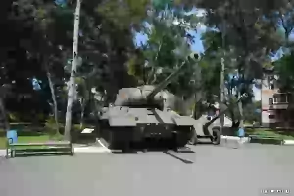 Тяжёлый танк ИС-2 и полевое орудие