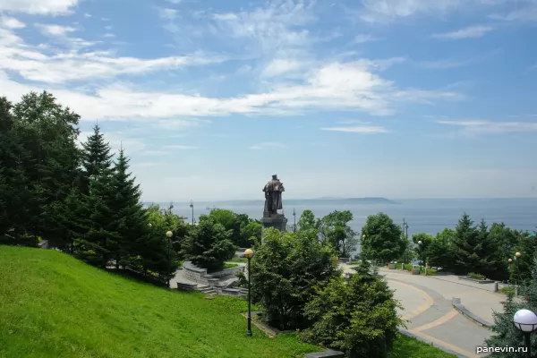 Monument to Admiral Makarov photo - Vladivostok