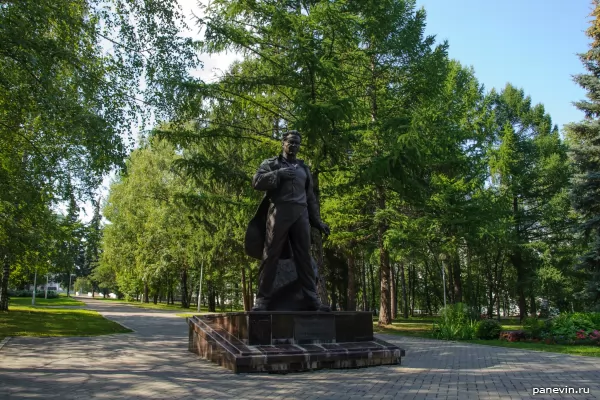 Памятник Арслану Мубарякову