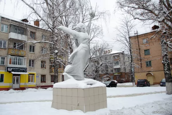 Памятник «Богиня Ника» («женщина играет в боулинг») фото - Брянск