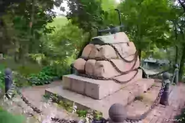 Monument to the crew of the schooner “Cruiser” photo - Vladivostok