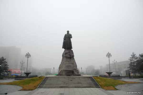 Monument to Erofei Pavlovich Khabarov photo - Khabarovsk