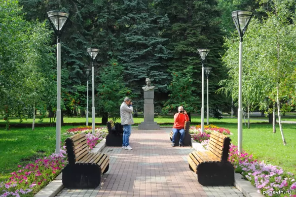 Памятник И. С. Якутову