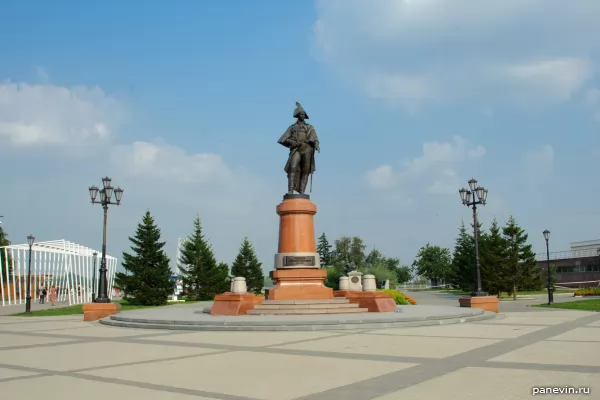Monument to Commander Rezanov photo - Krasnoyarsk