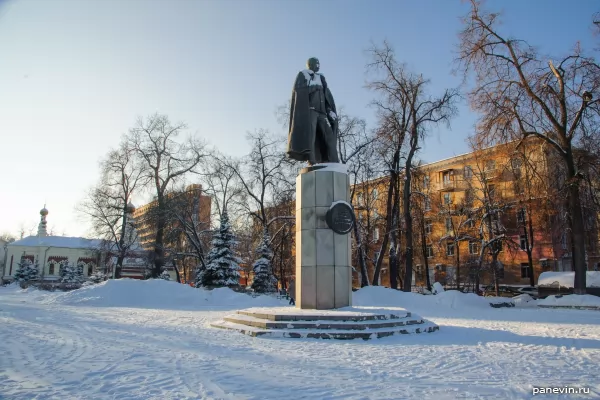 Памятник Нестерову и Ньюпор IV
