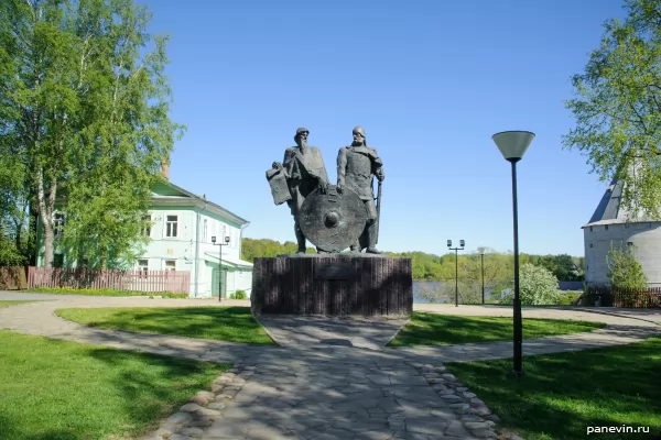 Памятник Рюрику и Вещему Олегу