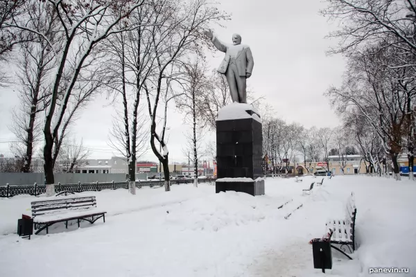 Monument to V.I. Lenin in front of the station
