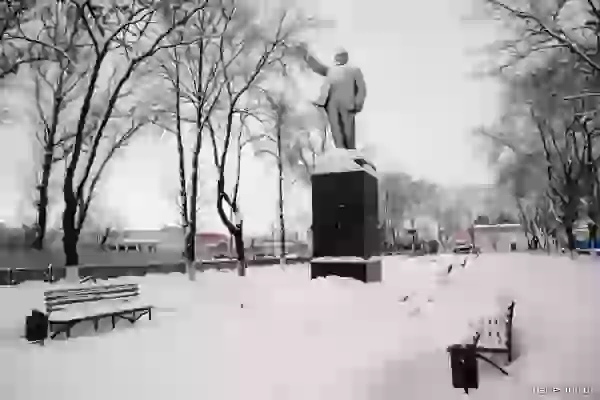 Monument to V. I. Lenin near the railway station photo - Bryansk