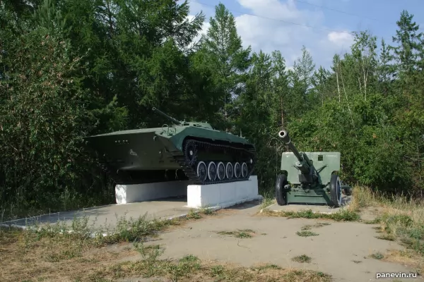 БМП и 76-мм орудие