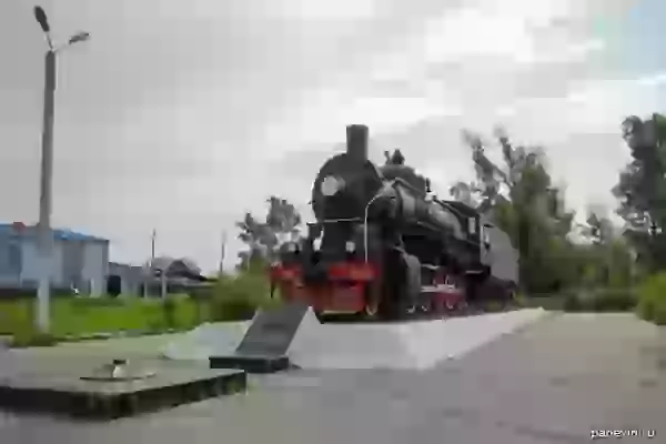 Steam locomotive-monument to the railway workers of Transbaikalia photo - Chita