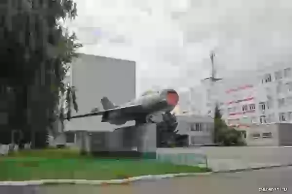 Самолёт-памятник МиГ-19 фото - Уфа