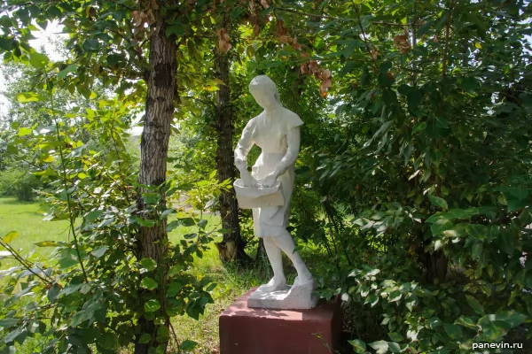 Скульптура «Девушка с сумочкой»