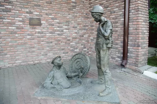 Sculpture "Uncle Yasha and the trainee"