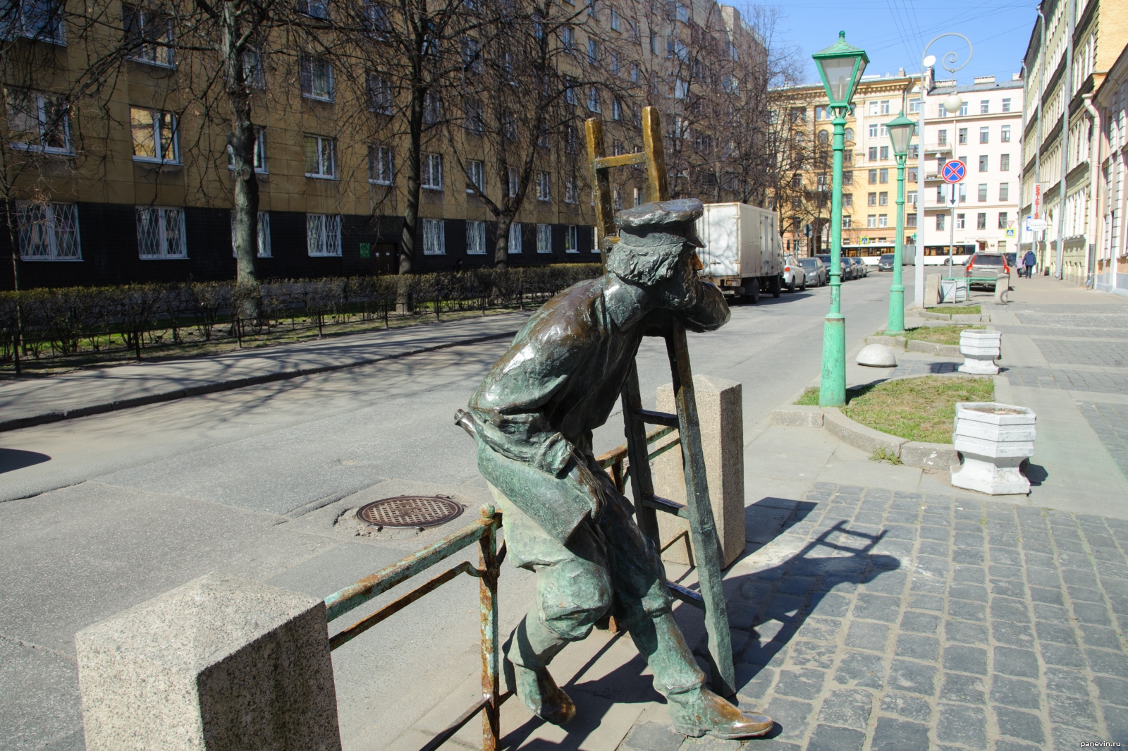 Памятник фонарщику в Санкт-Петербурге