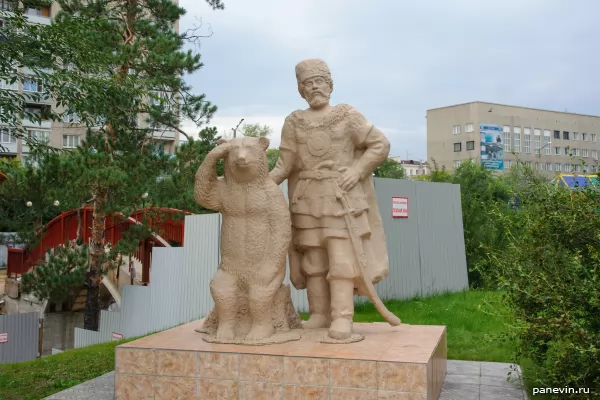 The sculpture "Cossack and Bear"