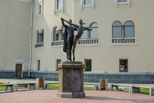 The sculpture "Beauty of the Angara"