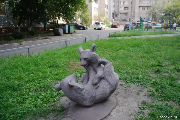 The sculpture "Bears"