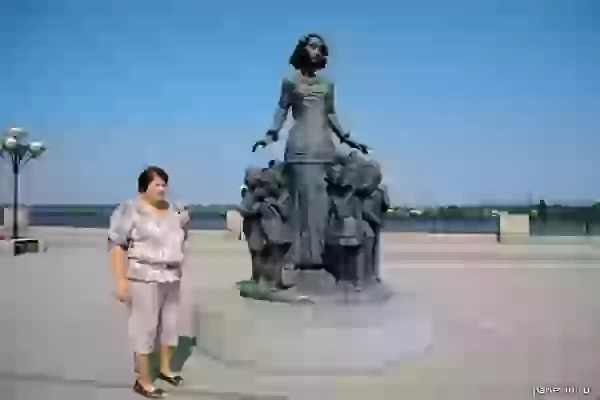 Скульптура «Первая учительница» фото - Иркутск