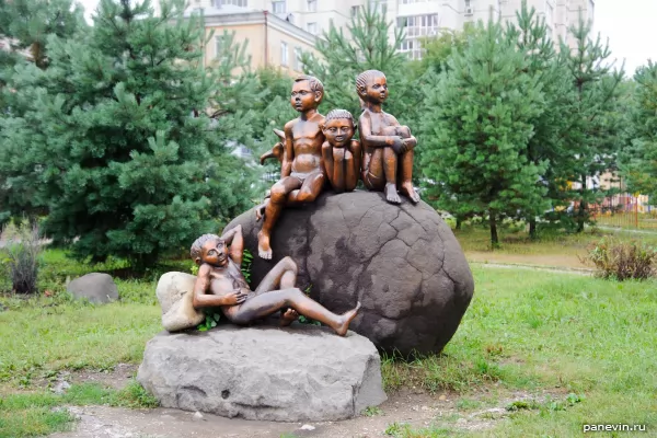 The sculpture "Happy childhood"