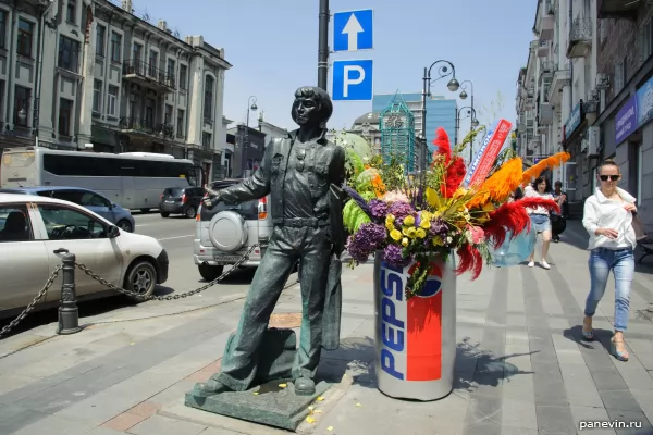 The sculpture "Remembering the sailor of foreign travel" photo - Vladivostok