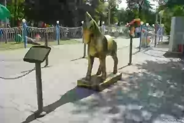 Скульптура «Золотой Пони» фото - Тюмень