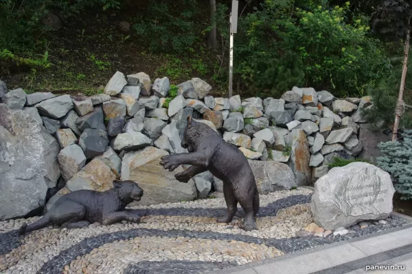 Sculptural composition "Amur cubs" photo - Vladivostok