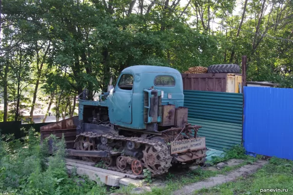 Трактор-памятник фото - Остров Русский