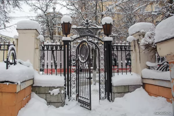 Gates of Tyutchevsky Square