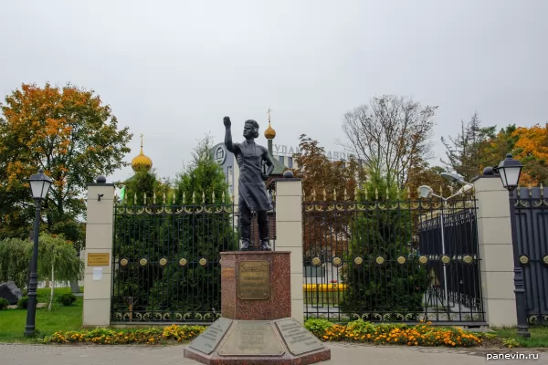 Памятник Левше — символу рабочего мастерства