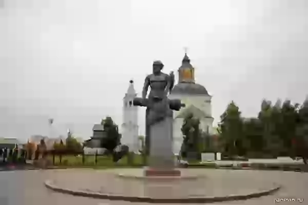 Monument to Nikita Demidov photo - Tula