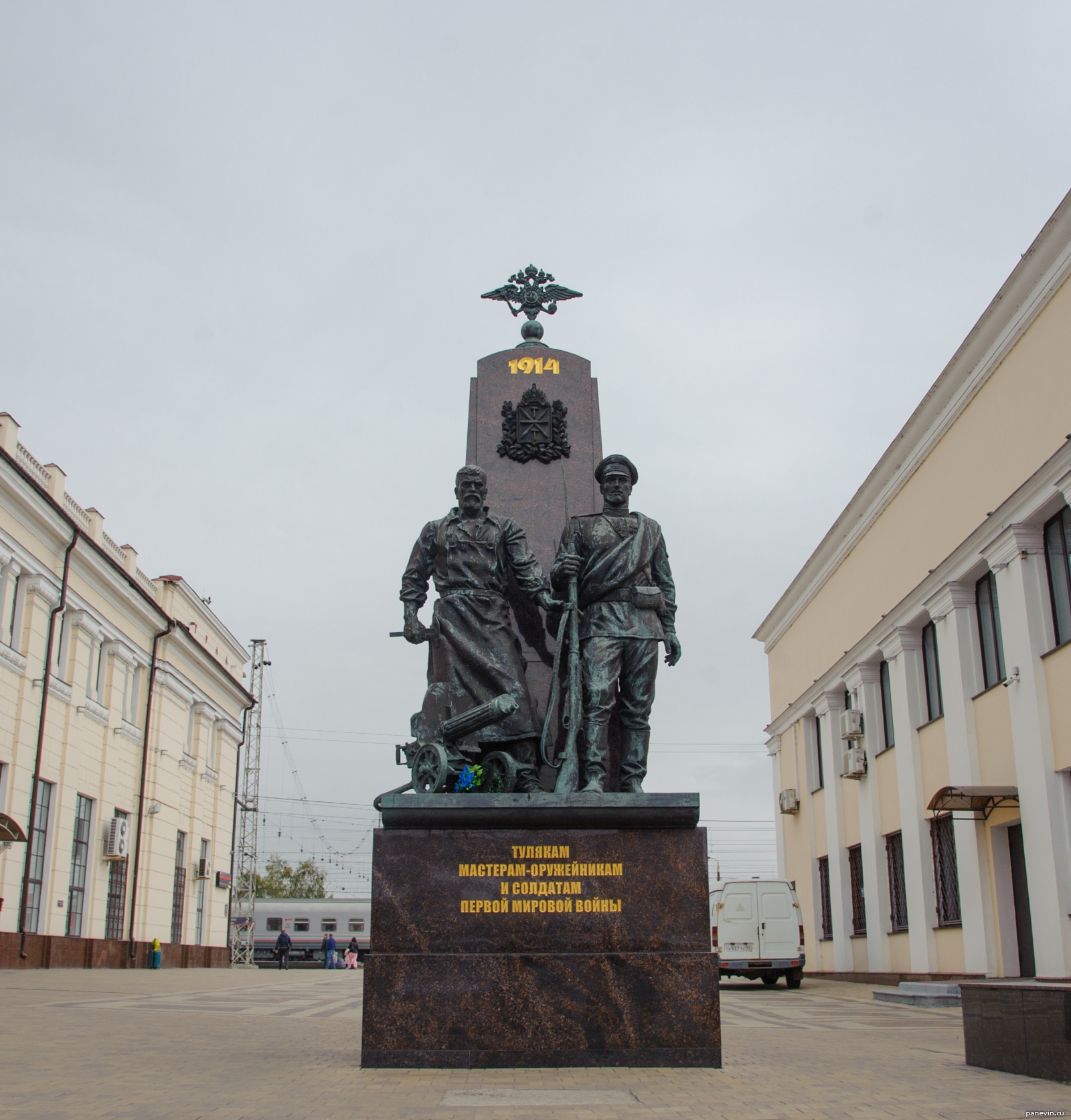 Памятник тулякам на Московском вокзале