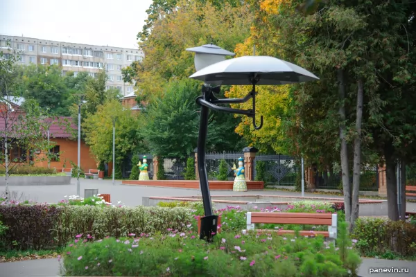 Скульптура «Фонарь с зонтиком»