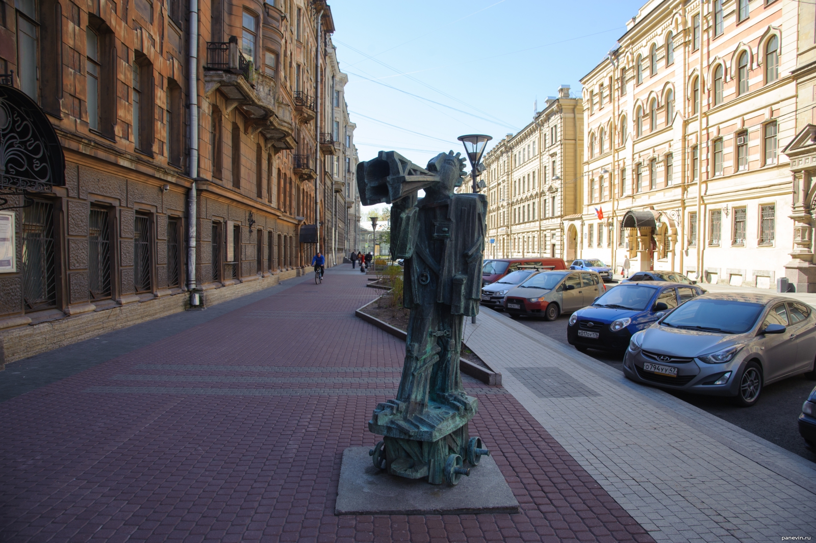 Санкт-Петербург. Скульптуры на улице Правды