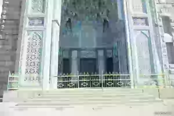 Entrance to the mosque 